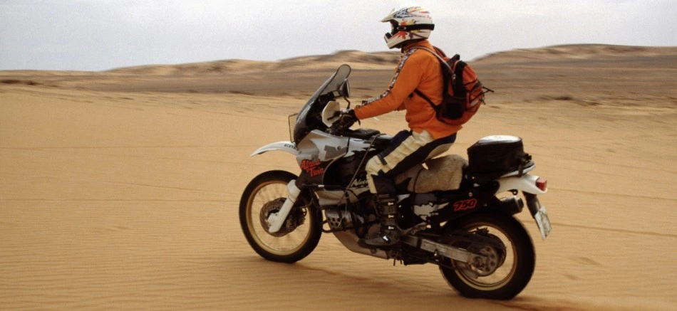 Motorradfahrer im Sand